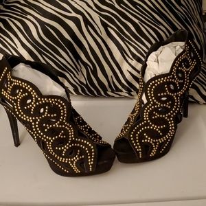 EYE STOPPING POPPING HEELS